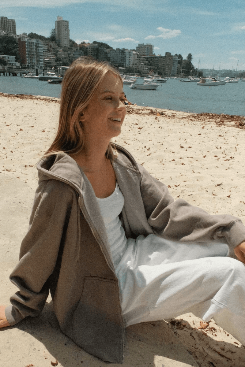 Brandy Melville Christy Hoodie Abu-abu Arang Muda