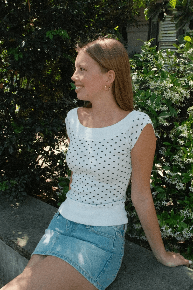Brandy Melville Ginny Atasan Polka Dot Putih Dengan Polka Dot Navy Besar