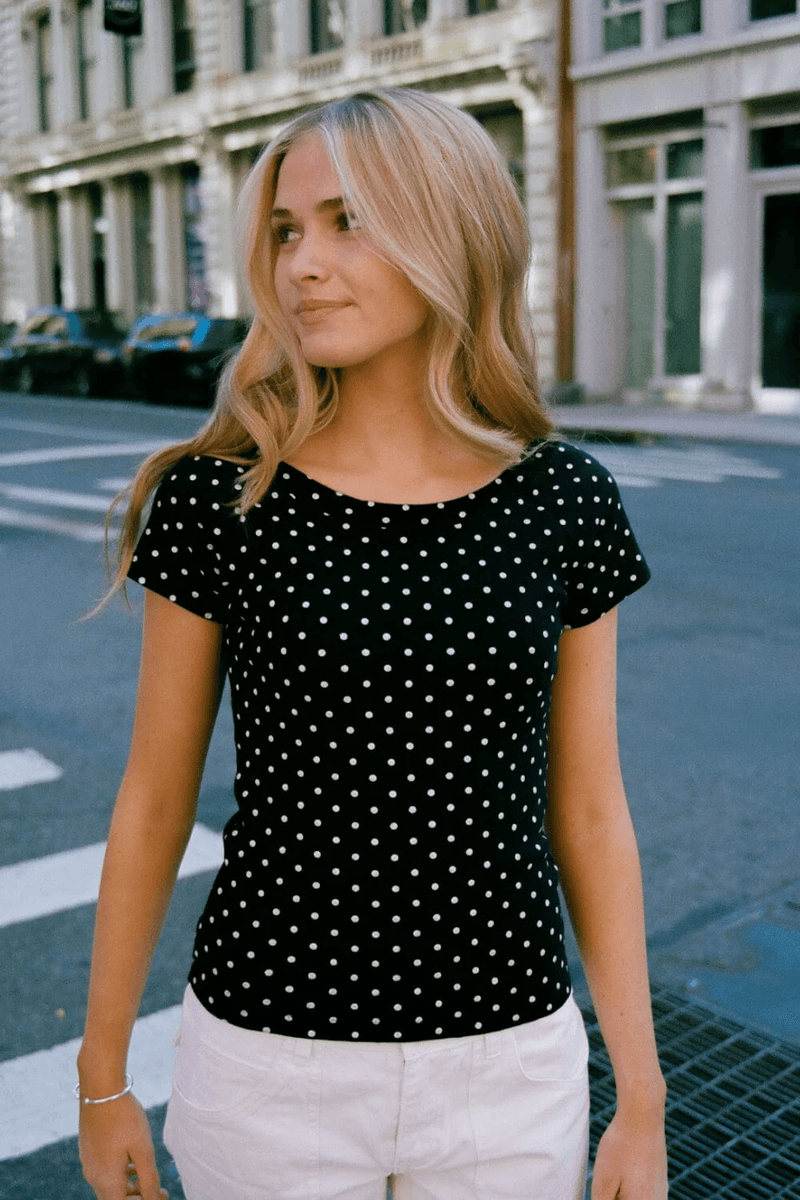 Brandy Melville Ginny Atasan Polka Dot Navy Dengan Polka Dot Putih