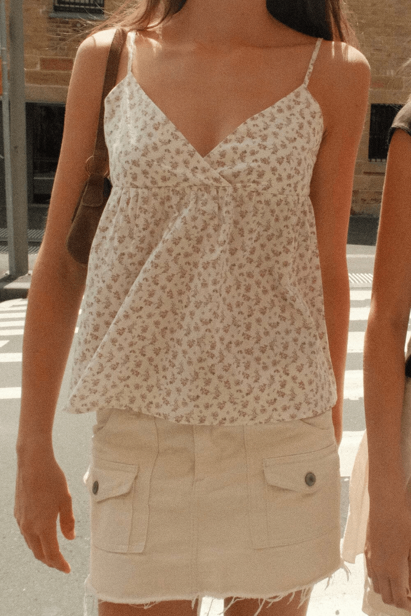 Brandy Melville Edith Roser Tank Hvit Med En Bukett Roser